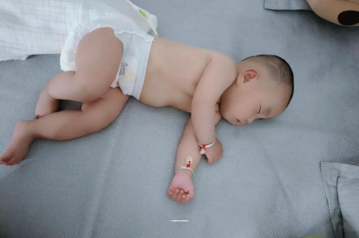 日照两个月宝宝肚子胀气
